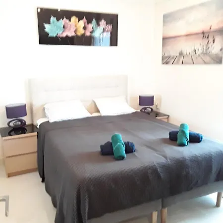 136 A First Line Sleeps 6 דירה