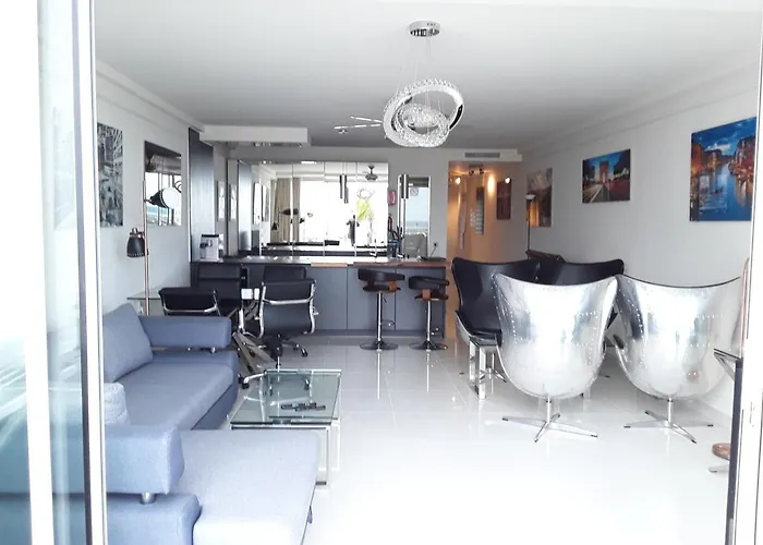 136 A First Line Sleeps 6 アパート *